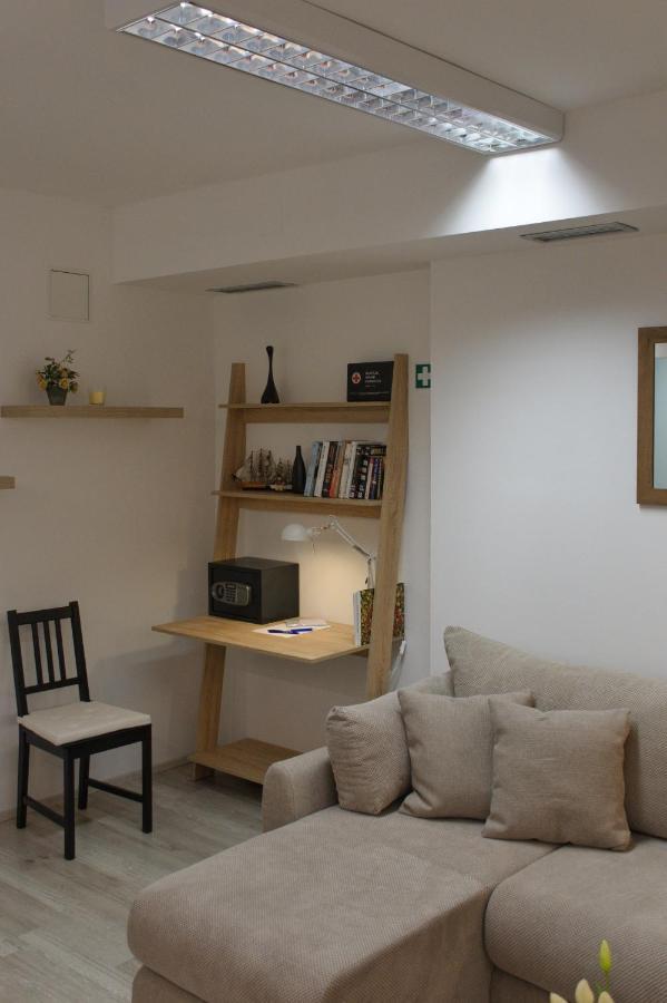 Apartment Anna - Free Pickup From Or Dropoff To Zagreb Airport At Any Time, Please Give Three Days Advance Notice - Long-Term Parking With Airport Transport Possibility Velika Gorica Bagian luar foto